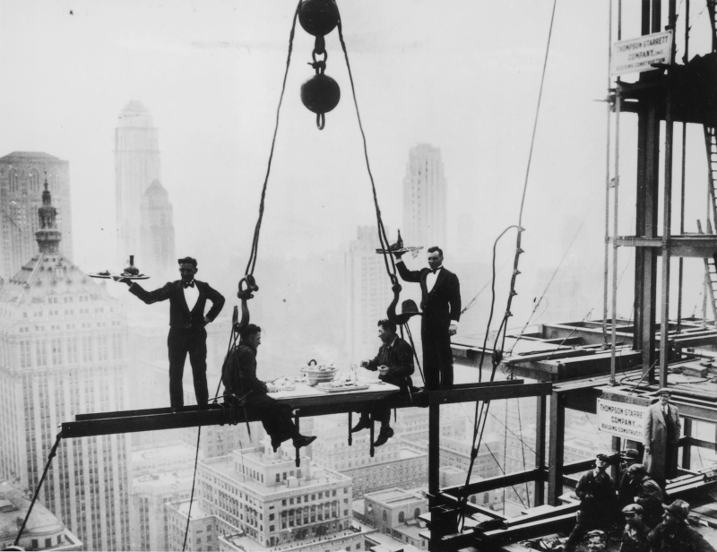 Illustration for article titled Death-Defying Photos Of Skyscraper Construction Workers Goofing Around